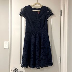 Vince Camuto Size 4 Floral Lace Navy Dress